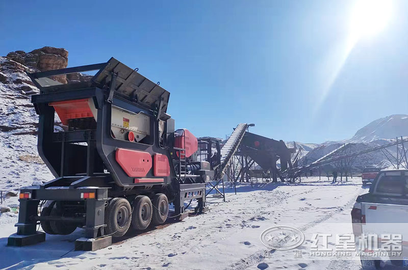 輪胎式移動(dòng)破碎機(jī)工作現(xiàn)場實(shí)拍圖